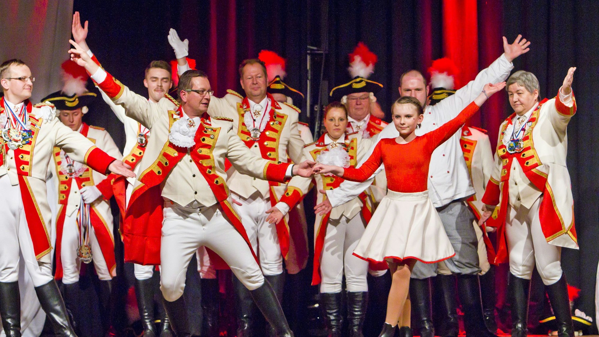 Teilnehmende des Funkenbiwak der KG Baulemann
in rot-weißer Karnevalstracht