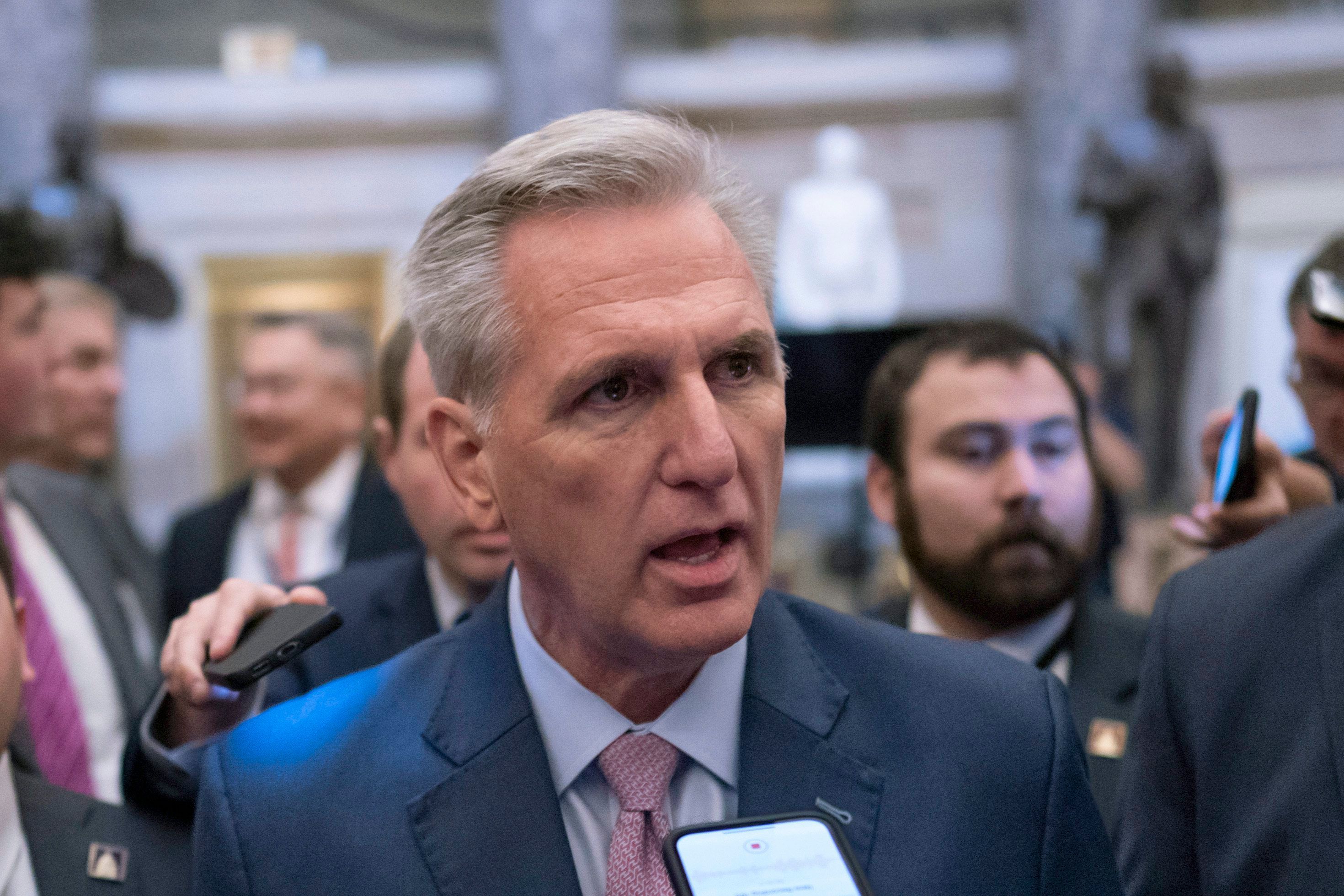 Kevin McCarthy, Minderheitenführer des Repräsentantenhauses, spricht mit Journalisten während er zum Repräsentantenhaus geht.