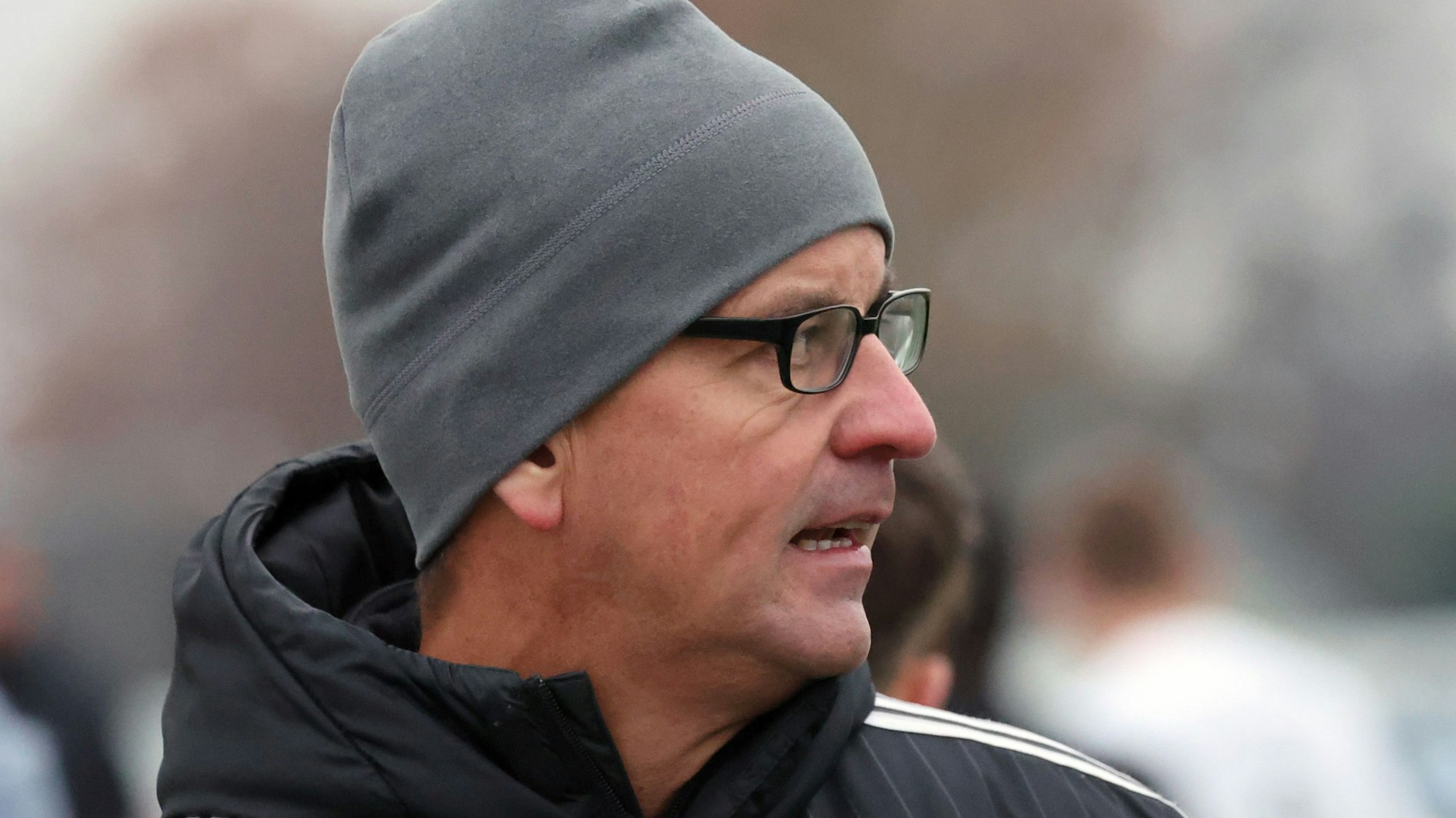 Maik Alzer in seiner schwarzen Trainingsjacke des TuS Marialinden.