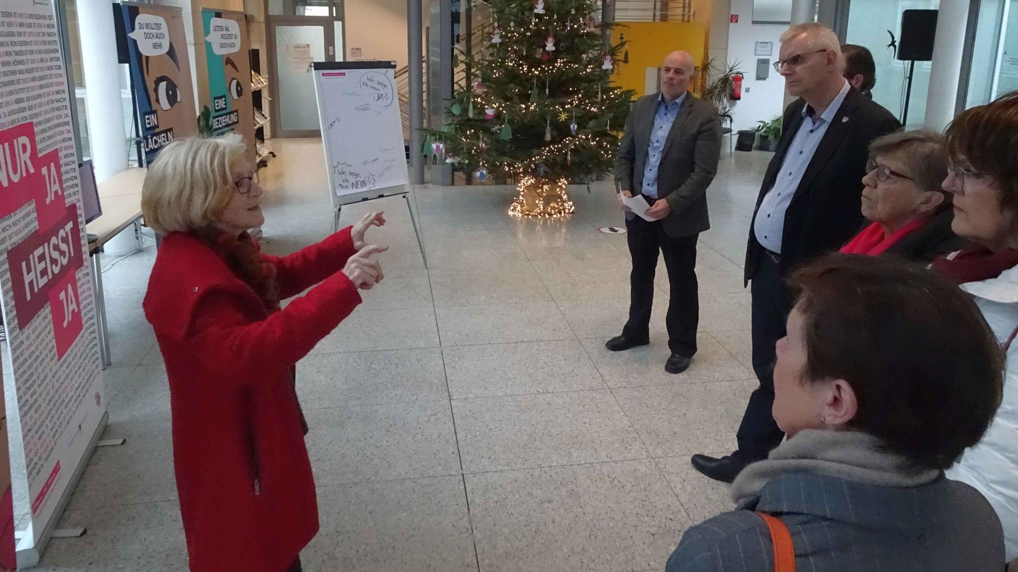 Bei der Eröffnung der Ausstellung spricht Lisa Schulte vom Frauenzentrum Bad Honnef.