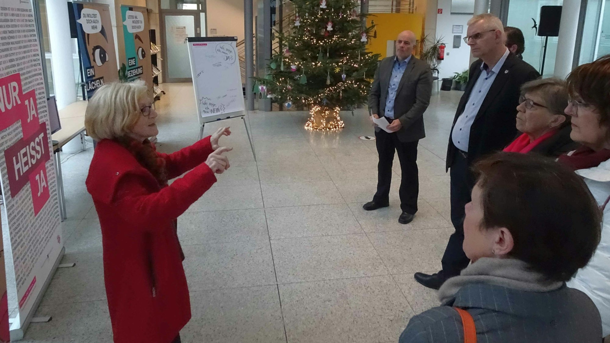 Bei der Eröffnung der Ausstellung spricht Lisa Schulte vom Frauenzentrum Bad Honnef.