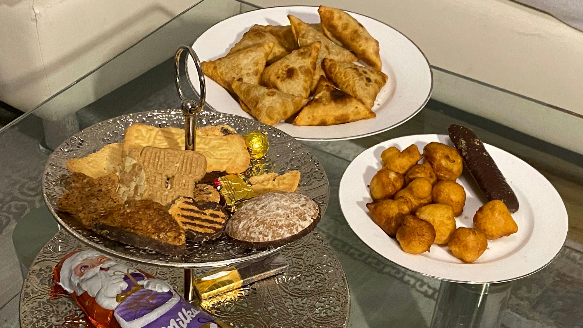 Somalisches Gebäck und deutsche Plätzchen liegen auf Tellern und einer Etagere