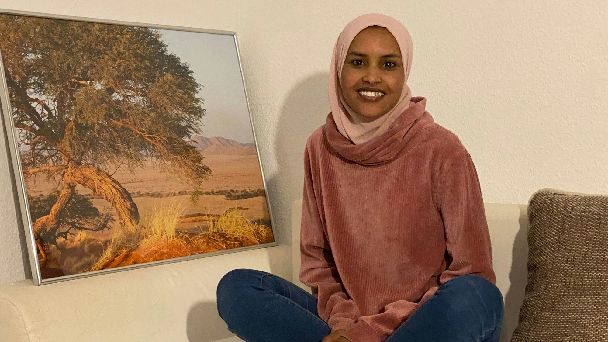 Anisa Abdi Nuur in ihrem Wohnzimmer