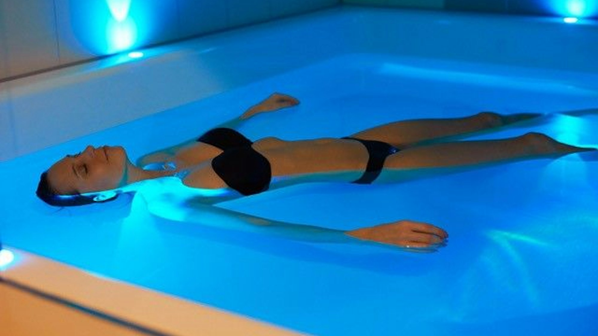 Frau liegt in einem Floatingbecken