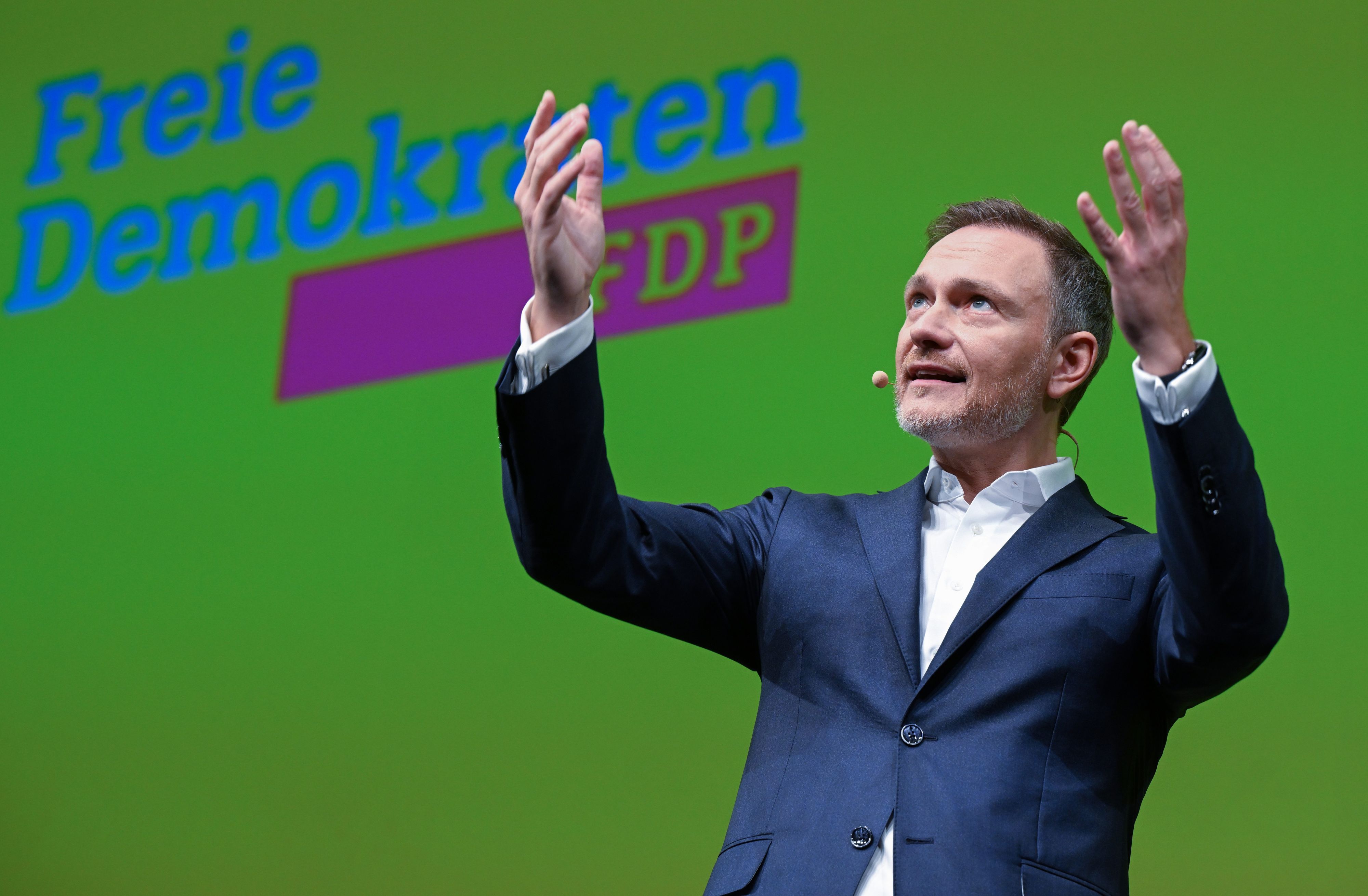Christian Lindner, Vorsitzender der FDP und Bundesfinanzminister, spricht im Stuttgarter Opernhaus beim traditionellen Dreikönigstreffen der FDP. Er hebt die Hände Richtung Himmel.