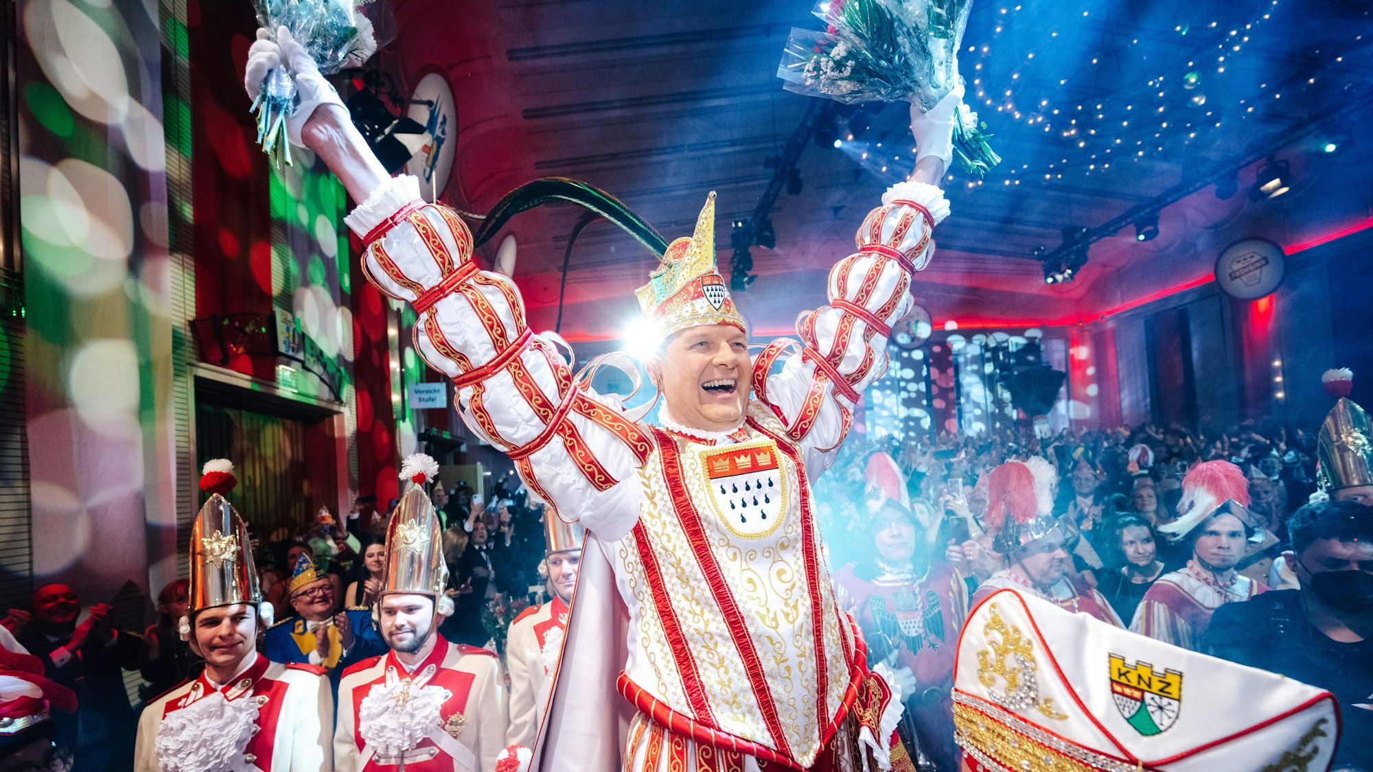 Prinz Boris I. lässt sich von der Menge feiern.