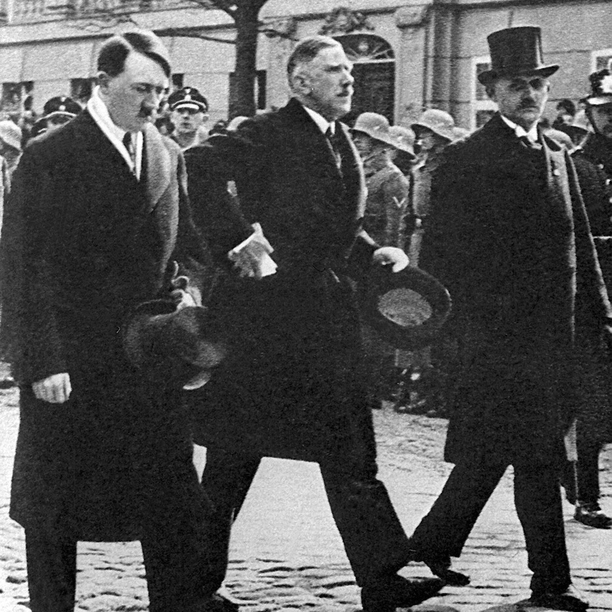 Der neue Reichskanzler Adolf Hitler (l) und Franz von Papen (M) auf dem Weg zur Eröffnungssitzung des neuen Parlaments in der Potsdamer Garnisonkirche am 21. März 1933.