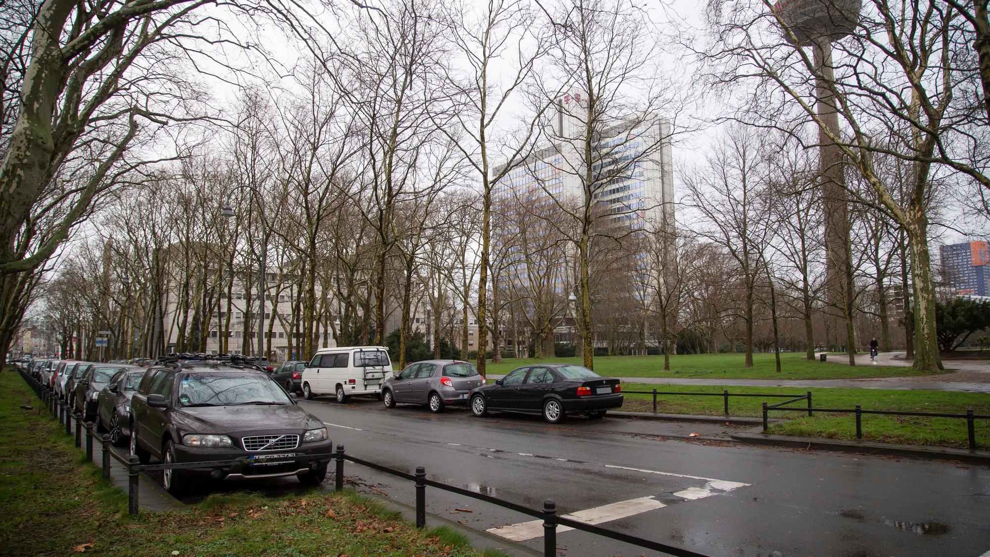 Diese Parkplätze an der Venloer Straße und andere Verkehrsflächen im Inneren Grüngürtel sollen in Grünflächen umgewandelt werden.