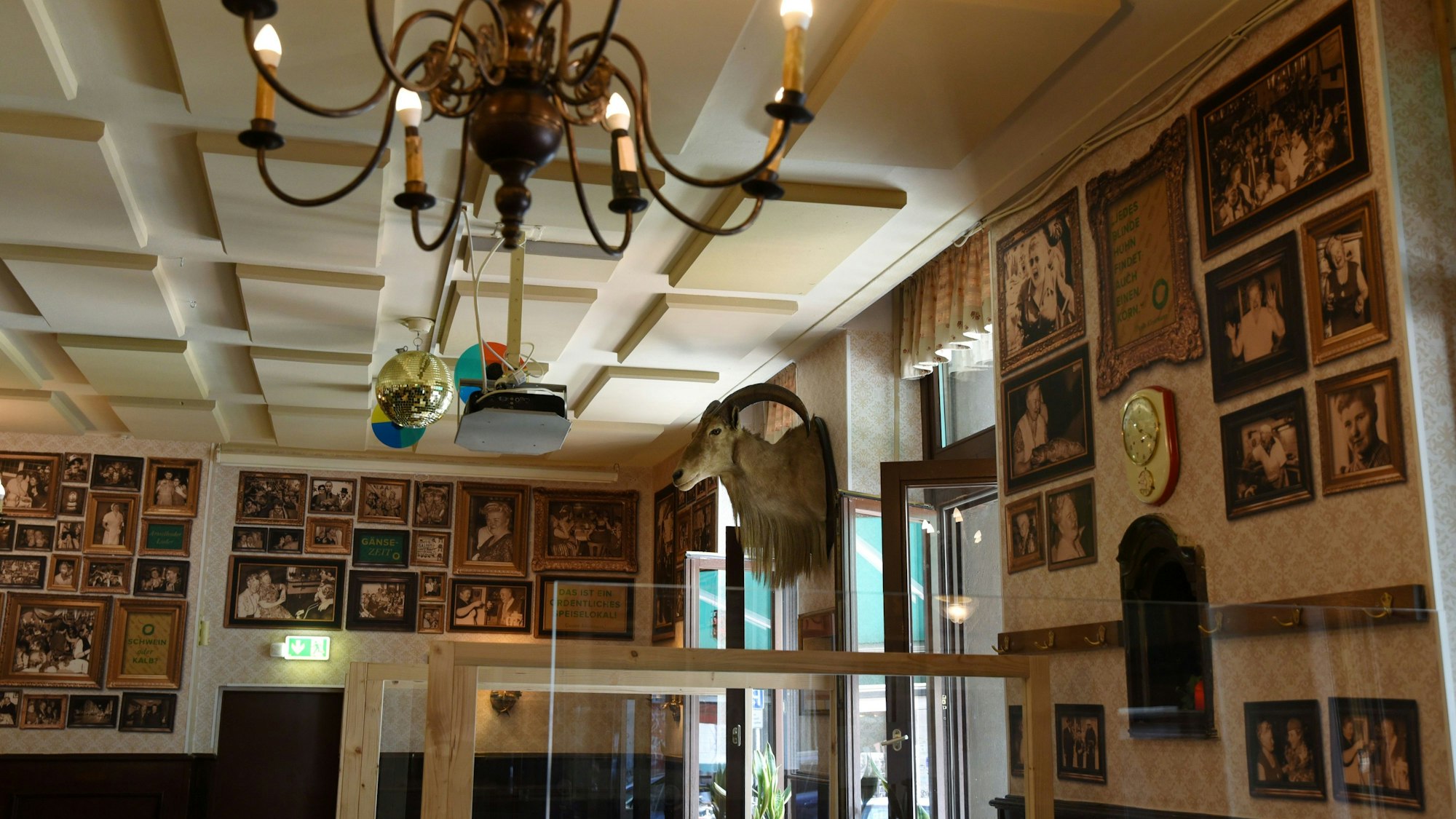 Im Innenraum des Lokals Oma Kleinmann hängen viele Bilder.