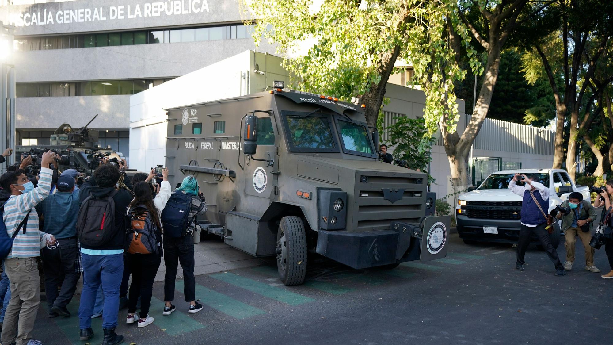 Ein gepanzerter Transporter verlässt das Gebäude der Staatsanwaltschaft, in dem Ovidio Guzmán, einer der Söhne des ehemaligen Chefs des Sinaloa-Kartells, Joaquin „El Chapo“ Guzmán, in Haft ist.