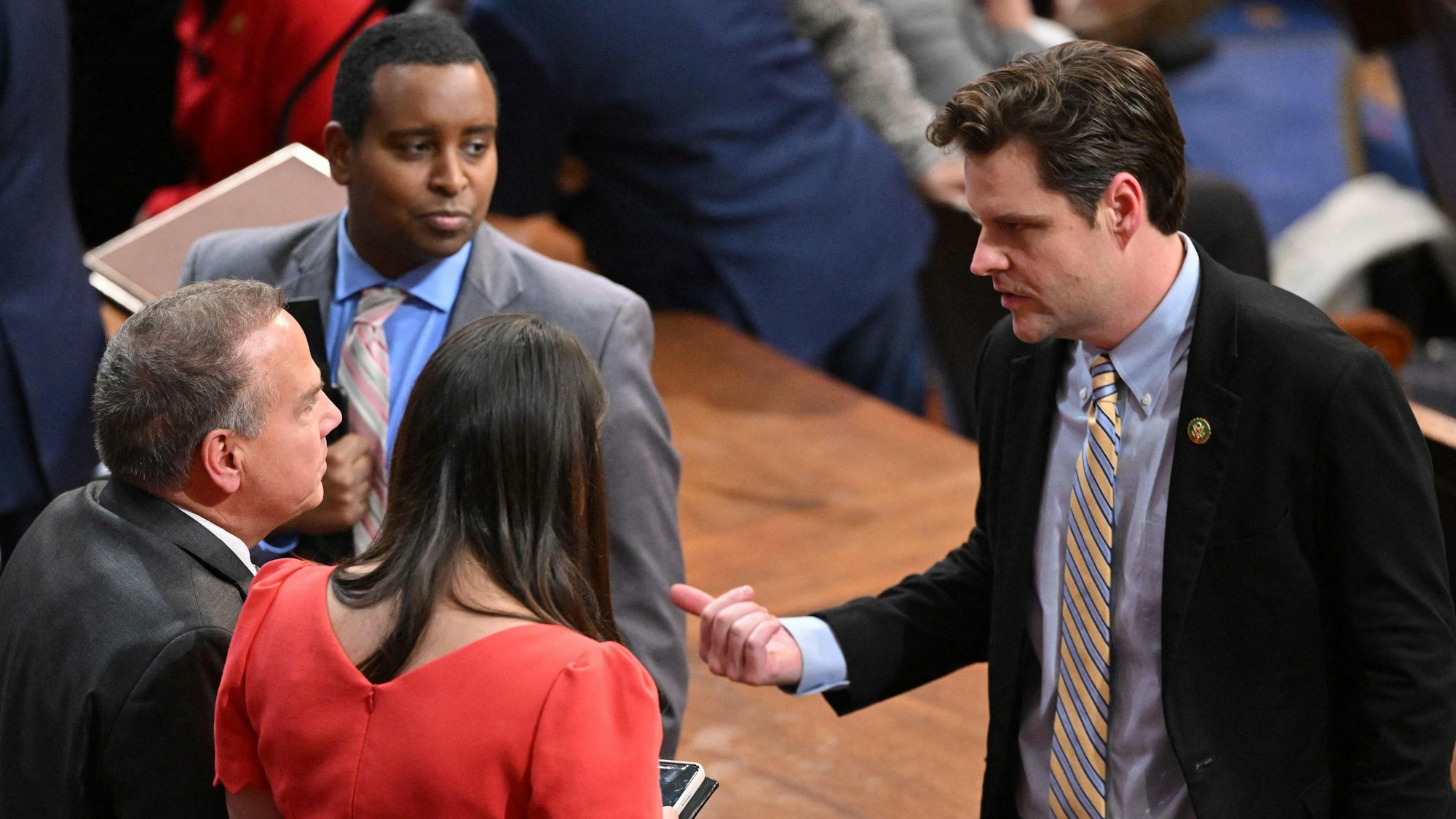 Der republikanische Abgeordnete Matt Gaetz (r.) spricht mit seinem demokratischen Amtskollegen David Cicilline im US-Kapitol.