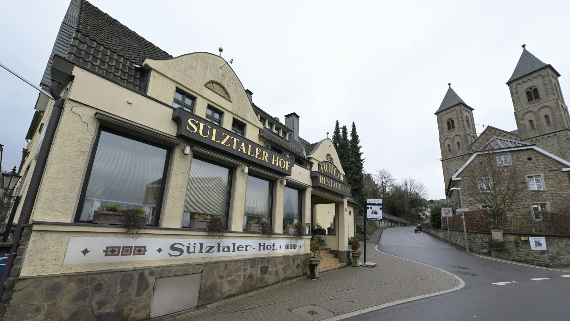 Der Sülztaler Hof steht auf der anderen Straßenseite der Kirche in Overath-Immekeppel.