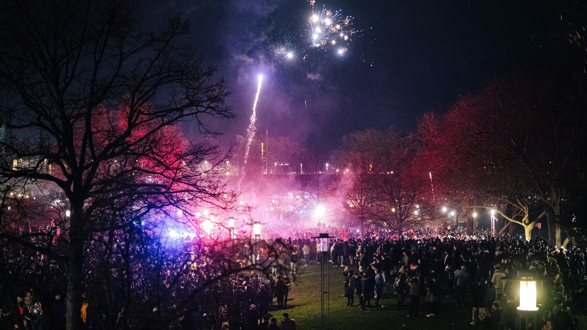 In der Altstadt wurde an Silvester 2022/2023 bedrohlich eng Feuerwerk abgeschossen.