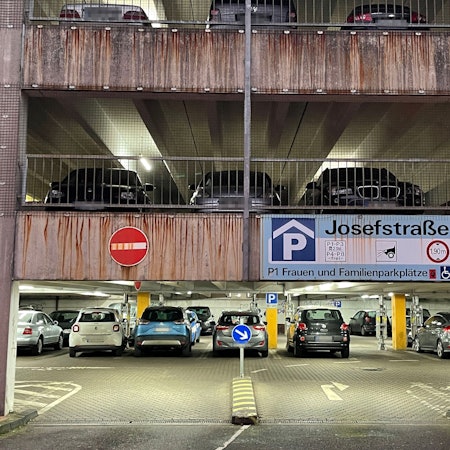 Das Foto zeigt das Parkhaus in Frechen an der Josefstraße. Die Zukunft des maroden Parkhauses war einer der Streitpunkte, warum die Grünen nun das Bündnis mit der CDU aufgekündigt haben.