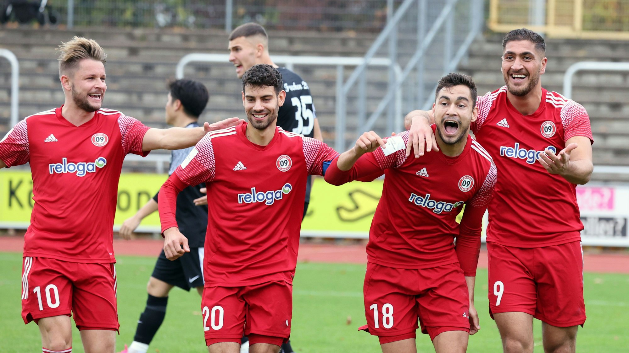 Die Fußballer des SV Bergisch Gladbach 09 jubeln in ihren roten Trikots.