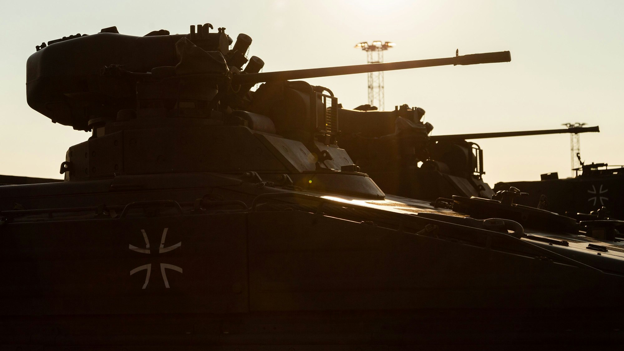 Schützenpanzer „Marder“ stehen nach ihrer Verschiffung für ein Großmanöver der Nato „Trident Juncture“ nach Norwegen auf dem Hafengelände von Fredrikstad.