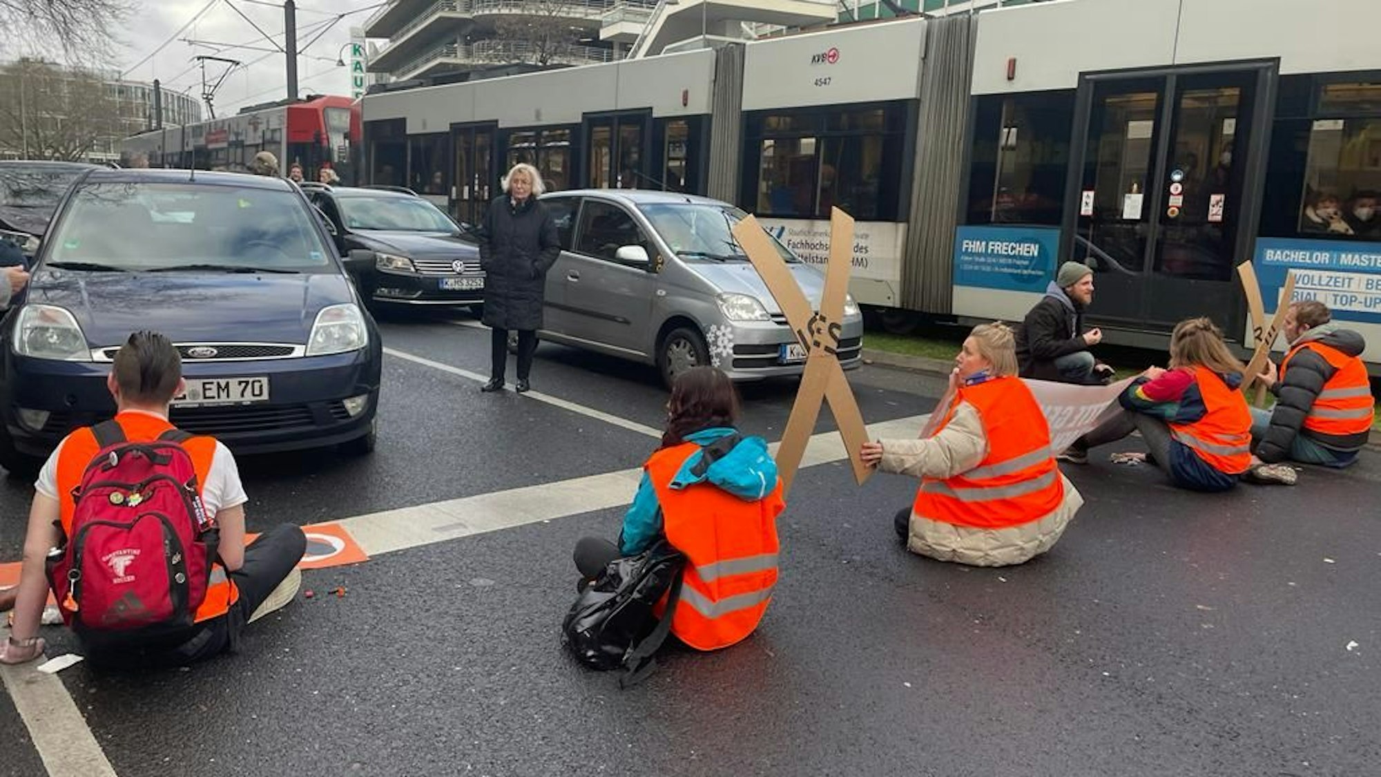 Es kam zu langen Staus auf Höhe von Galeria Kaufhof.