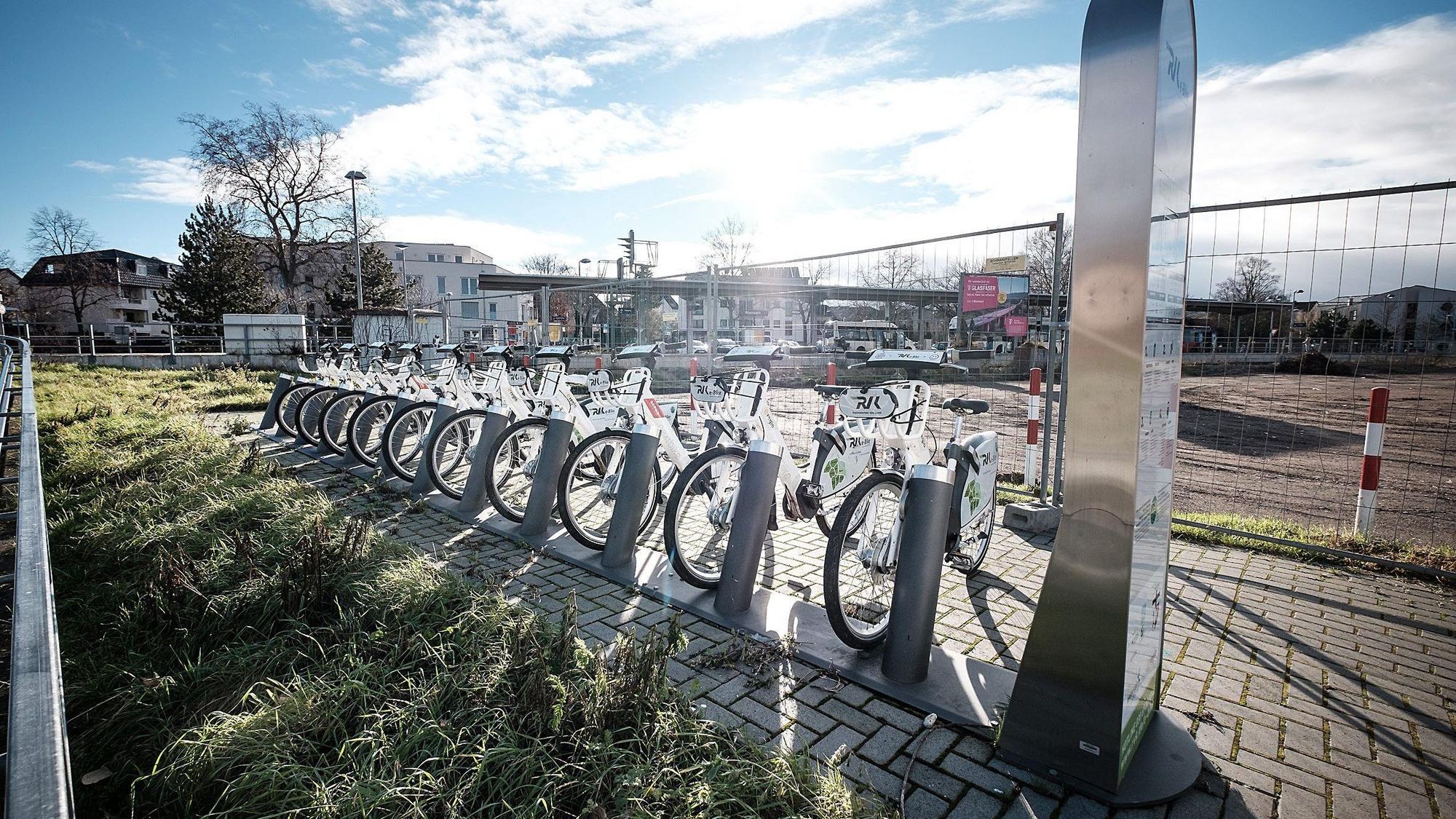 E-Bikes stehen zum Ausleihen bereit
