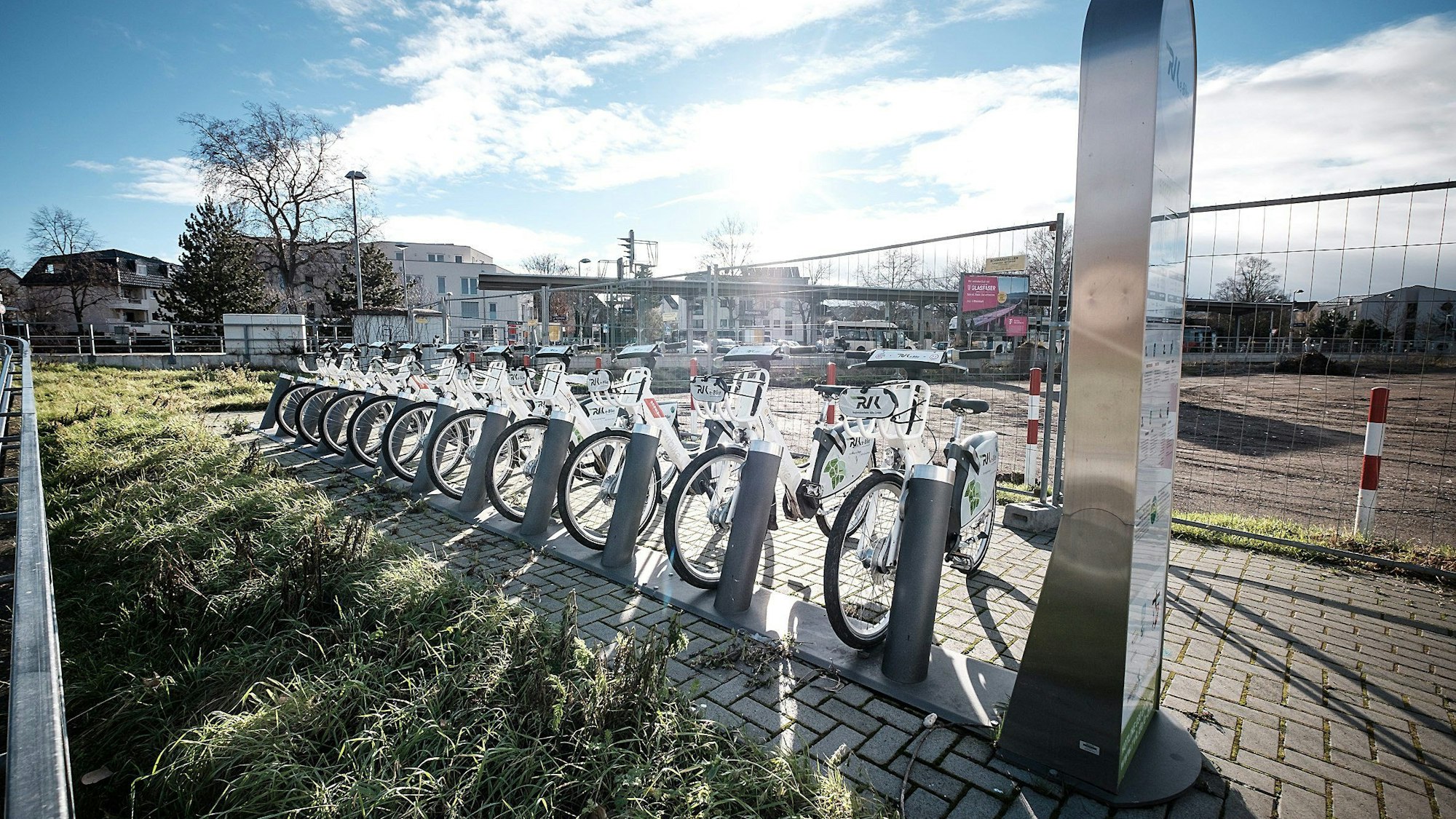 E-Bikes stehen zum Ausleihen bereit