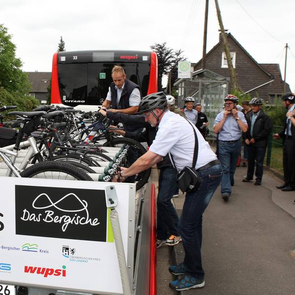 Der Fahrradbus mit dem Anhänger für Fahrräder.