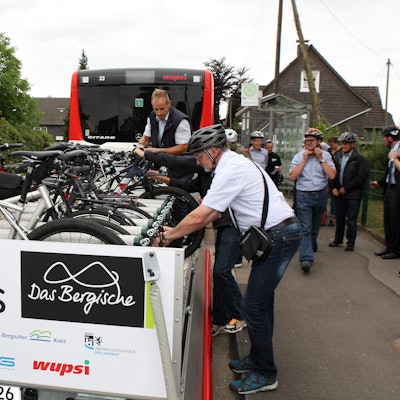 Der Fahrradbus mit dem Anhänger für Fahrräder.