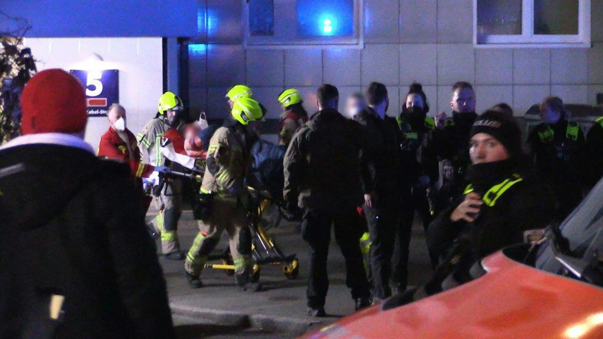 Ein verletzter Mann wird aus dem Haus gebraucht.