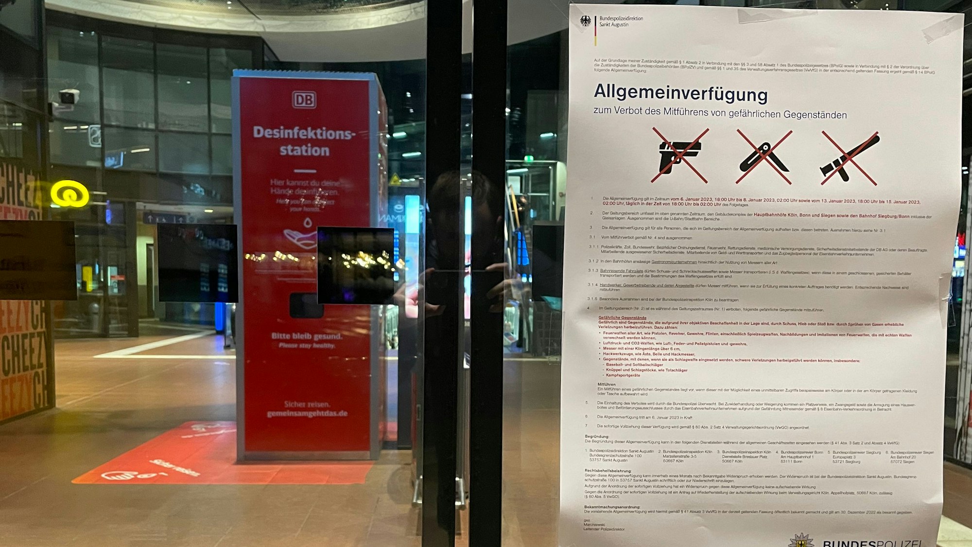 Am Eingang des ICE-Bahnhofs Siegburg/Bonn weist ein Plakat auf die dort geltende Waffenverbotszone hin.