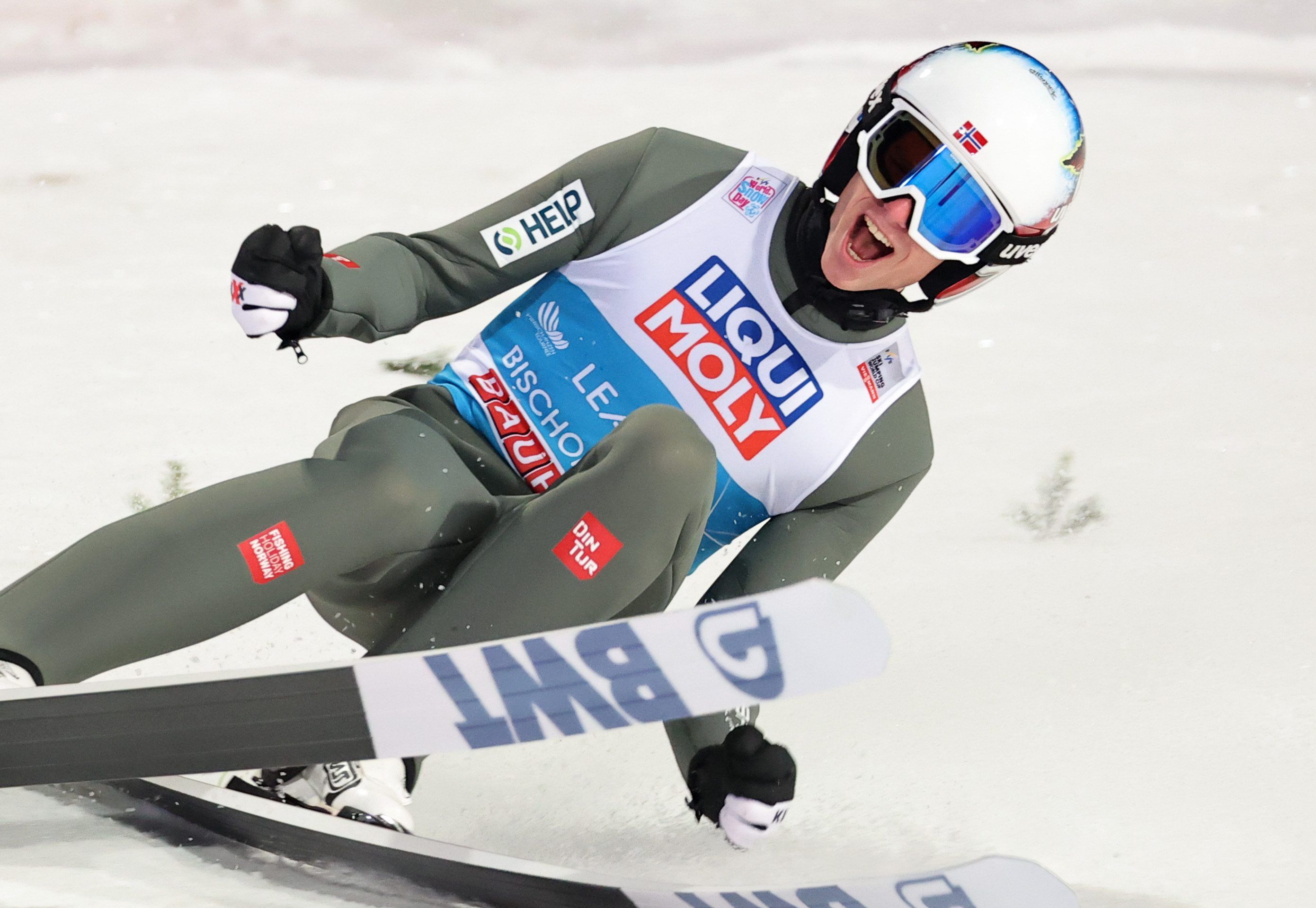Ski nordisch/Skispringen: Weltcup, Vierschanzentournee, Großschanze, Herren, 2. Durchgang. Halvor Egner Granerud (Norwegen) jubelt nach seinem Sprung über den Tages- und Gesamtsieg.