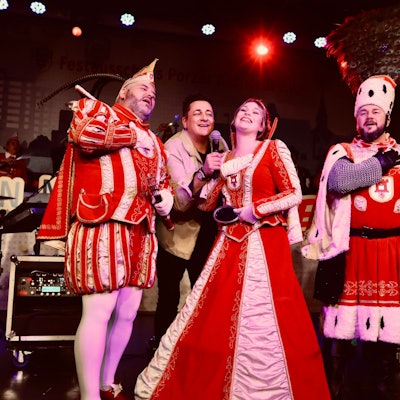 Micky Nauber von den Domstürmern singt zusammen mit dem Porzer Dreigestirn Prinz Markus II., Jungfrau Johanna und Bauer André.