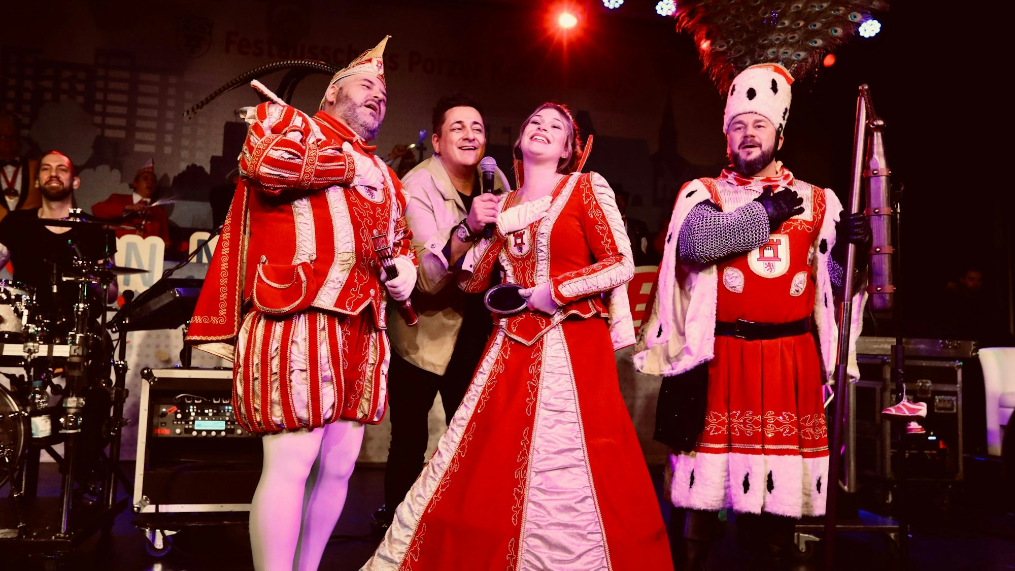 Micky Nauber von den Domstürmern singt zusammen mit dem Porzer Dreigestirn Prinz Markus II., Jungfrau Johanna und Bauer André.
