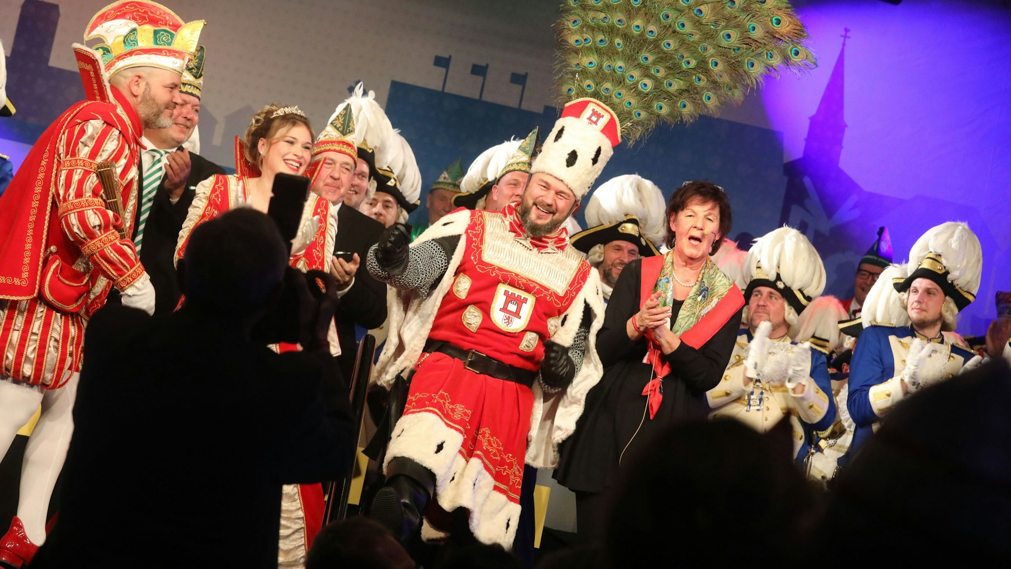 Bauer André (Urban) tanzt mit Bezirksbürgermeisterin Sabine Stiller (r.) auf der Bühne.