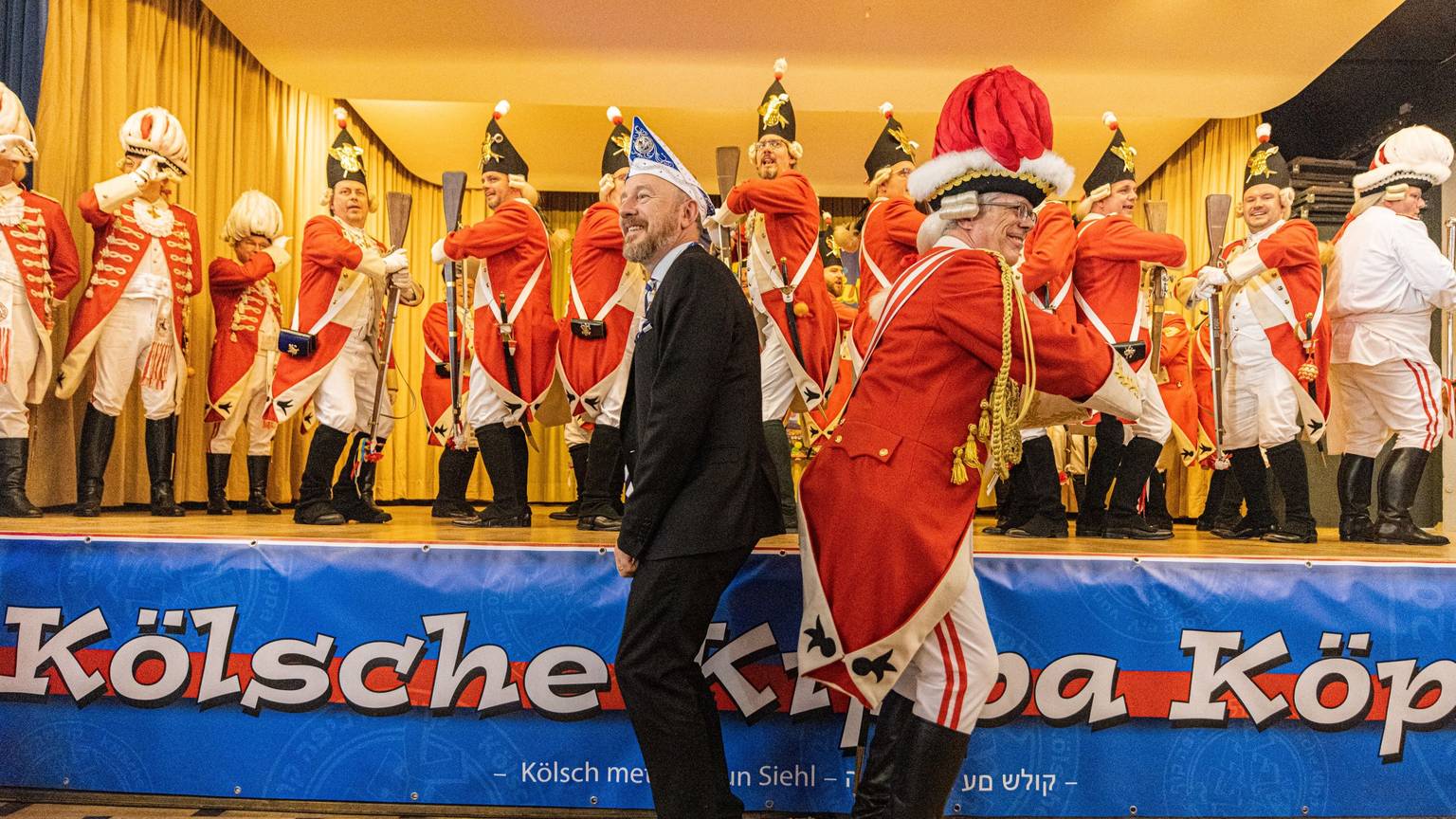 Aaron Knappstein und Funken-Präsident Heinz Günther Hunold tanzen auf jecke Art