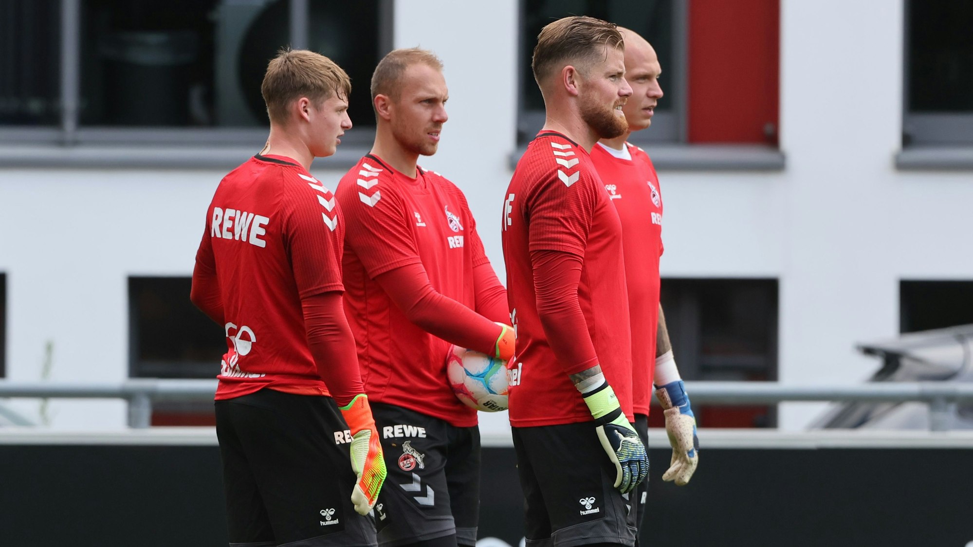 1. FC Köln, Training, von links: Jonas Urbig, Marvin Schwäbe, Timo Horn, matthias Köbbing (1. FC Köln), 27.07.2022, Bild: Herbert Bucco