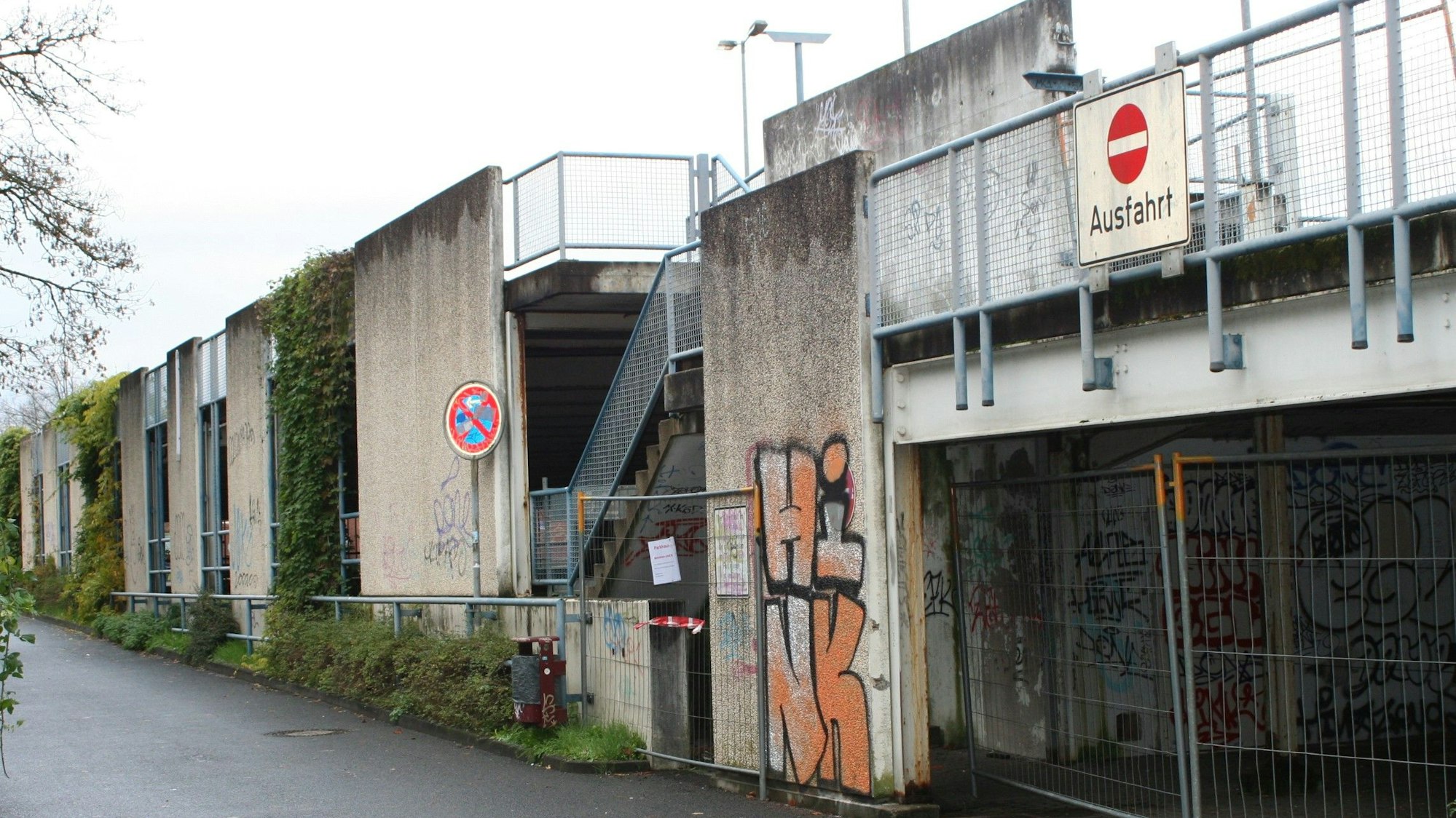 Ein marodes Parkhaus in Eitorf ist gesperrt.