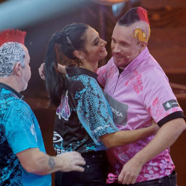 Der Profispieler Peter Wright und die Moderatoren Amira und Oliver Pocher (v.l.n.r.) bei der ProSieben Promi-Darts-WM