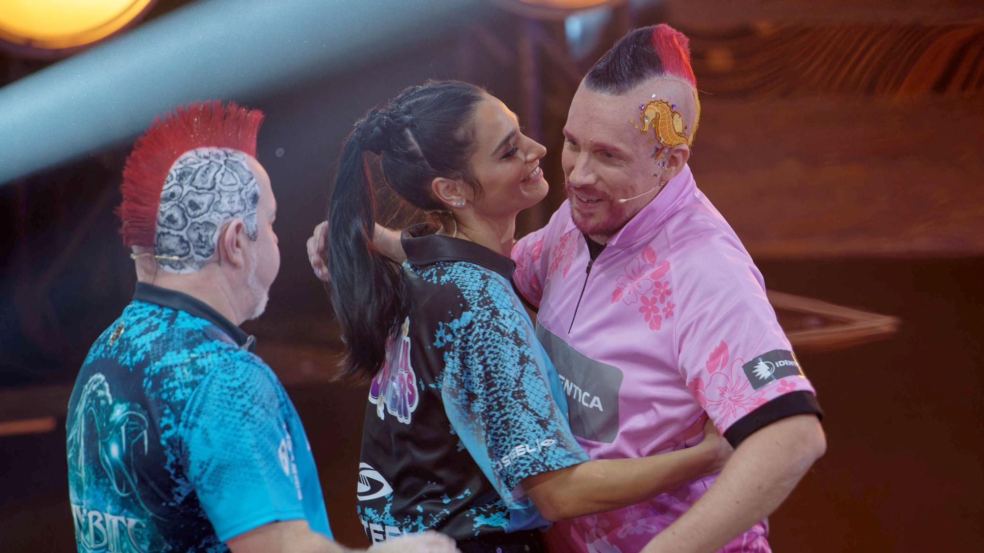 Der Profispieler Peter Wright und die Moderatoren Amira und Oliver Pocher (v.l.n.r.) bei der ProSieben Promi-Darts-WM