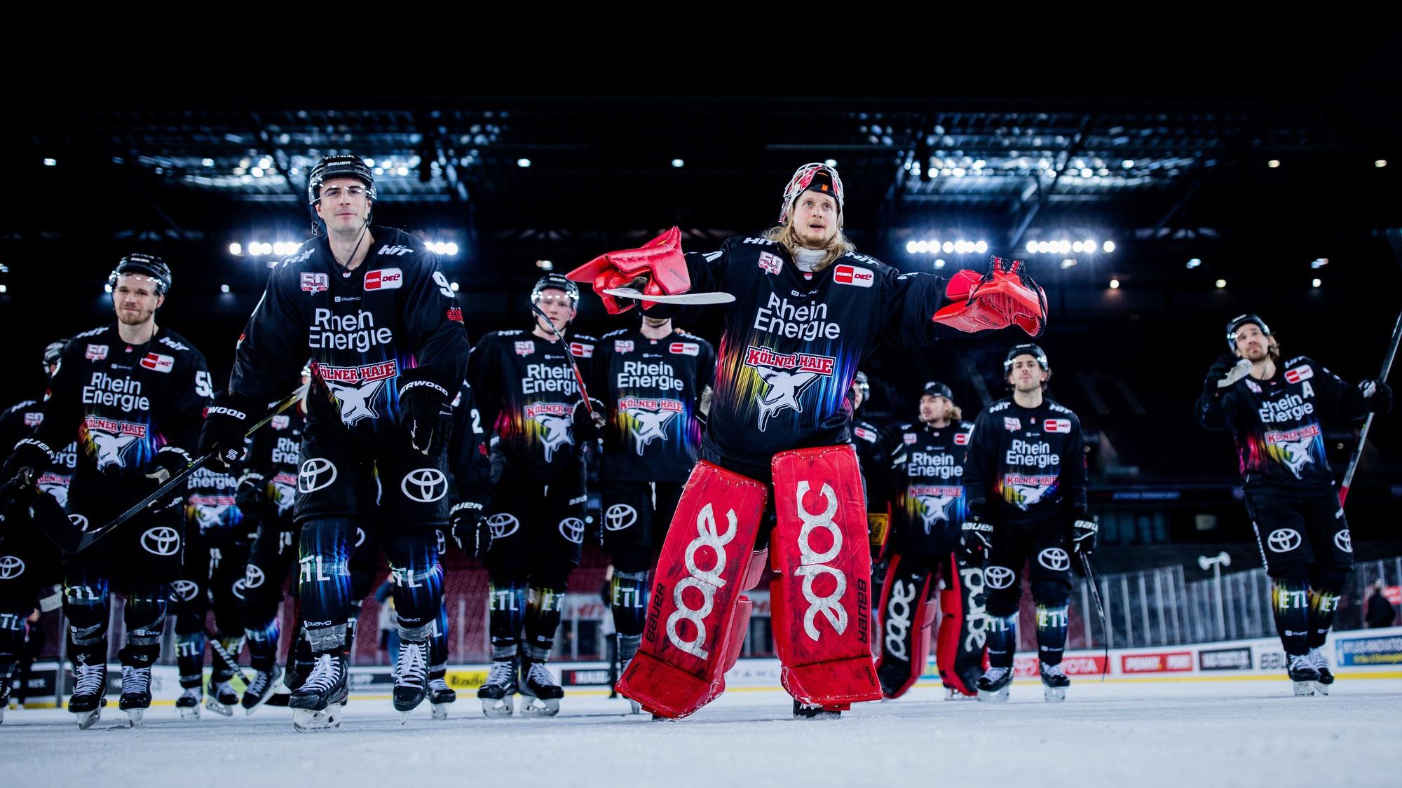 Kölns Spieler um Torwart Mirko Pantkowski fahren über das Eis.