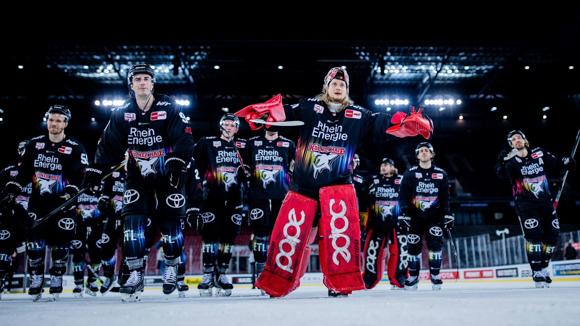 Kölns Spieler um Torwart Mirko Pantkowski fahren über das Eis.