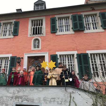 Die Sternsinger in einer Reihe aufgestellt.