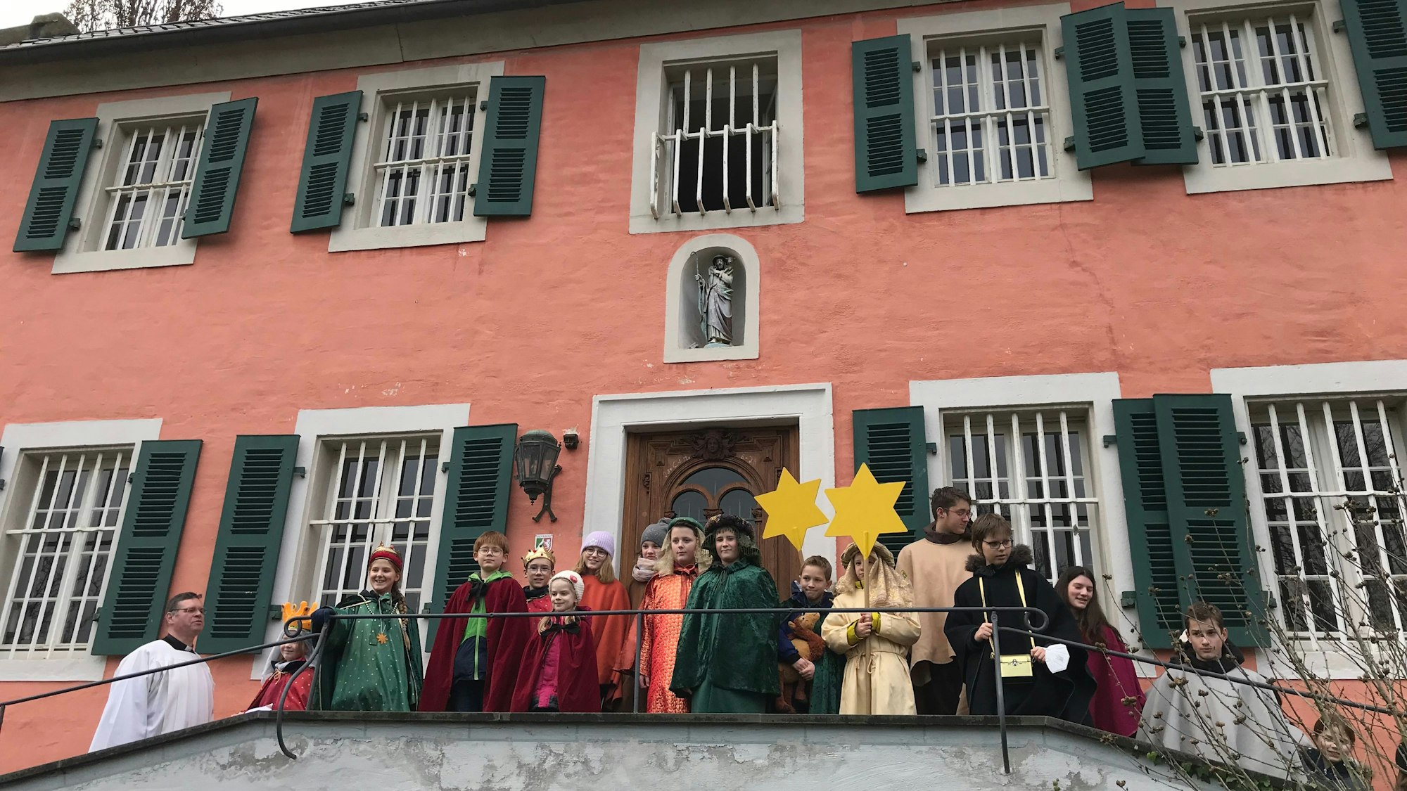 Die Sternsinger in einer Reihe aufgestellt.