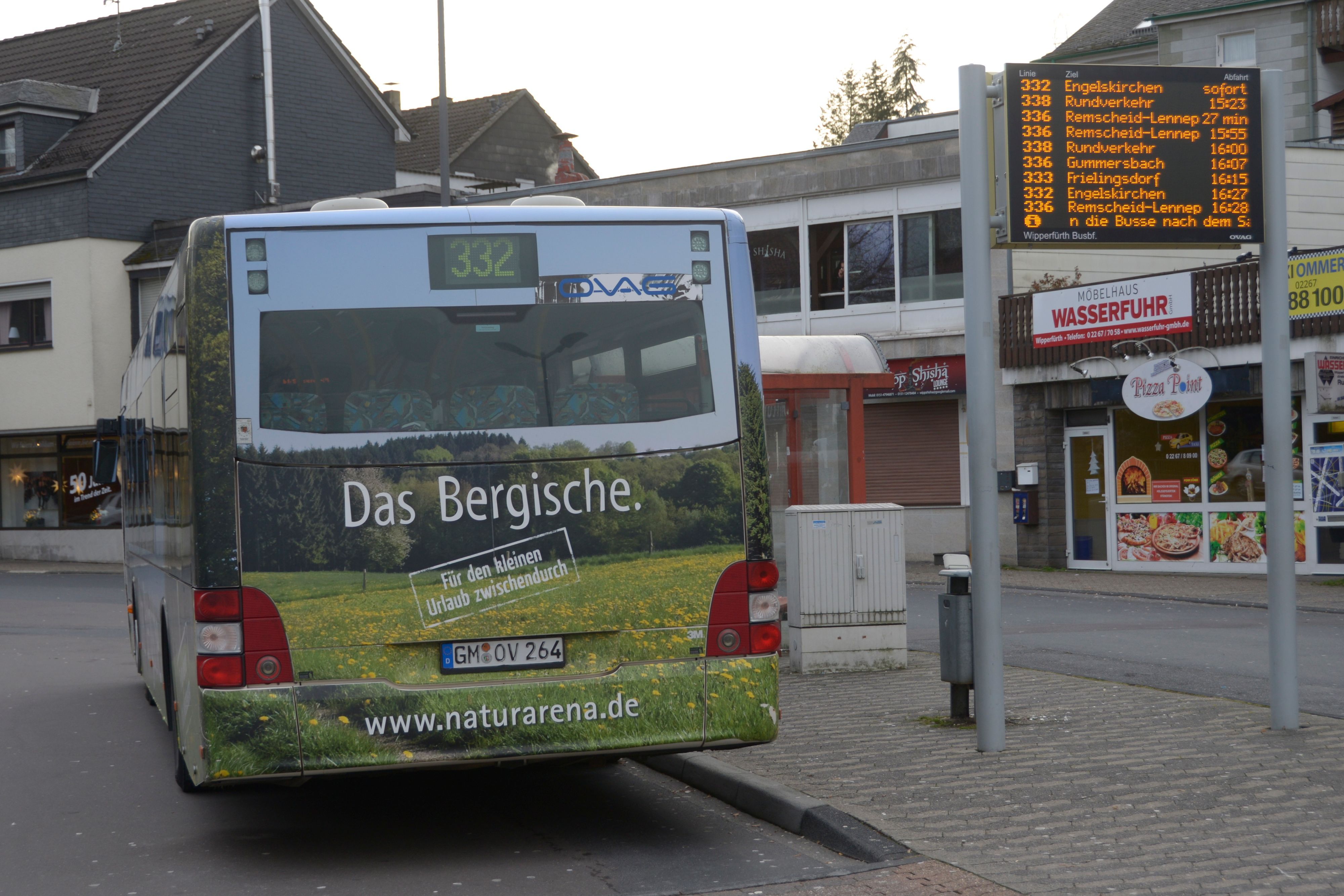 Der Busbahnhof Wipperfürth: Ein Bus steht mit der Rückseite neben einer Fahrgastanzeige.