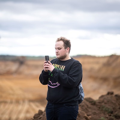 Macht ein Foto vom Tagebau: Der Zülpicher Luca Spychalski, der in den kommenden Tagen in Lützerath bleiben will.