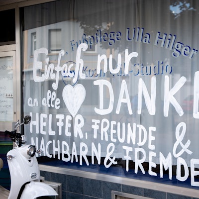 Auf einem Schaufenster in Euskirchen spricht der Ladenbesitzer ein großes Dankeschön aus.