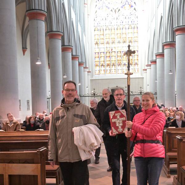 Das Evangliar wurde bei einer Prozession von St. Pankratius nach Altenberg gebracht.