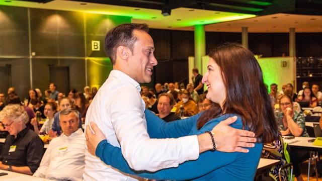Tim Achtermeyer und Yazgülü Zeybek, die neuen Landesvorsitzenden der Grünen in Nordrhein-Westfalen, umarmen sich nach ihrer Wahl. Die Grünen halten ihren Parteitag in der Stadthalle ab.