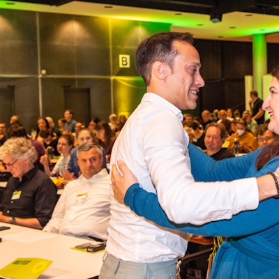 Tim Achtermeyer und Yazgülü Zeybek, die neuen Landesvorsitzenden der Grünen in Nordrhein-Westfalen, umarmen sich nach ihrer Wahl. Die Grünen halten ihren Parteitag in der Stadthalle ab.