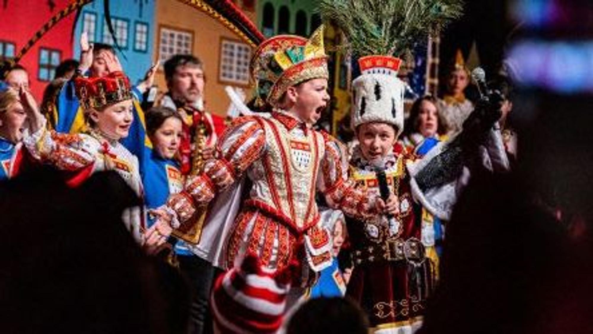 Gut bei Stimme: Prinz Tim Woitecki, Bauer Matheo Kirch und Jungfrau Marlene Kewitz bei ihrer Proklamation im Theater am Tanzbrunnen.