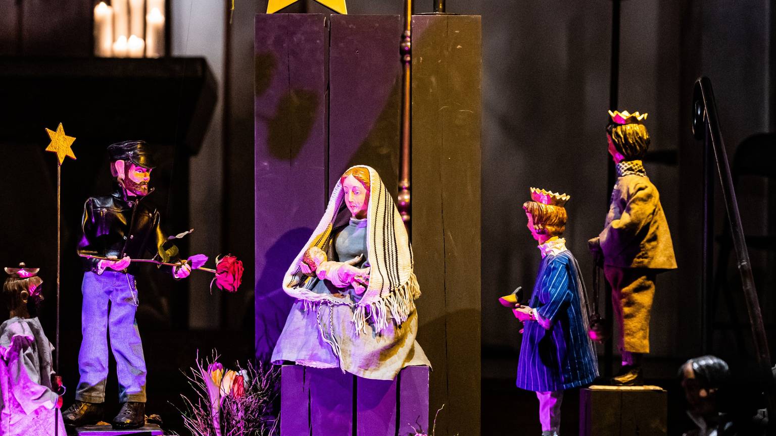 Die Milieukrippe in St. Maria an Lyskirchen mit dem Mann aus der Mathiasstraße links neben der Maria mit dem Jesuskind.