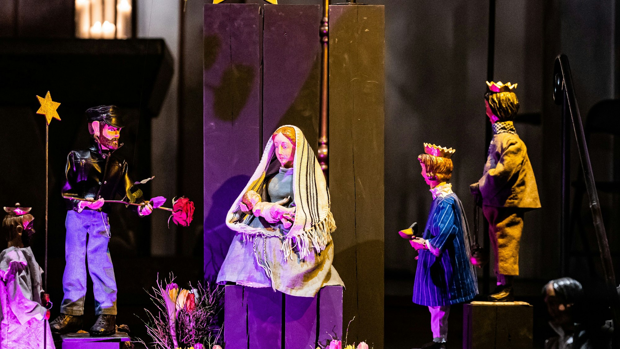 Die Milieukrippe in St. Maria an Lyskirchen mit dem Mann aus der Mathiasstraße links neben der Maria mit dem Jesuskind.