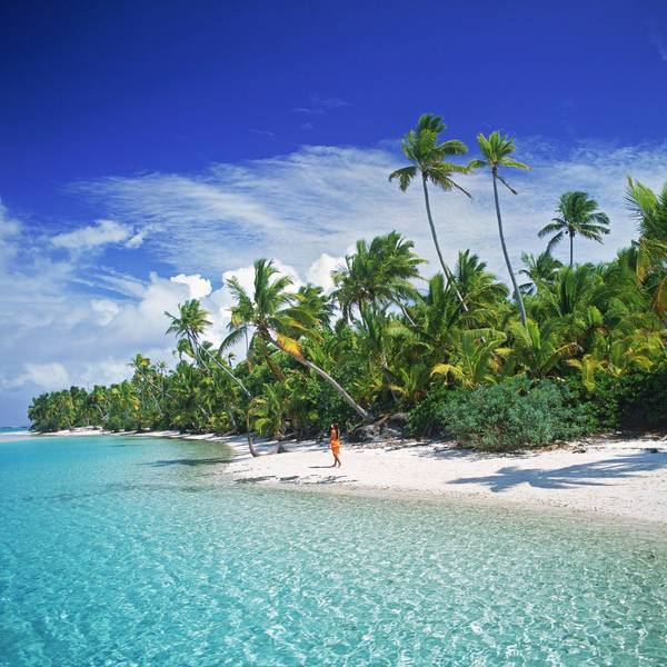 ARCHIV - Eine Frau geht am Sandstrand von Aitutaki, einer der Cook Inseln am Südpazifik.